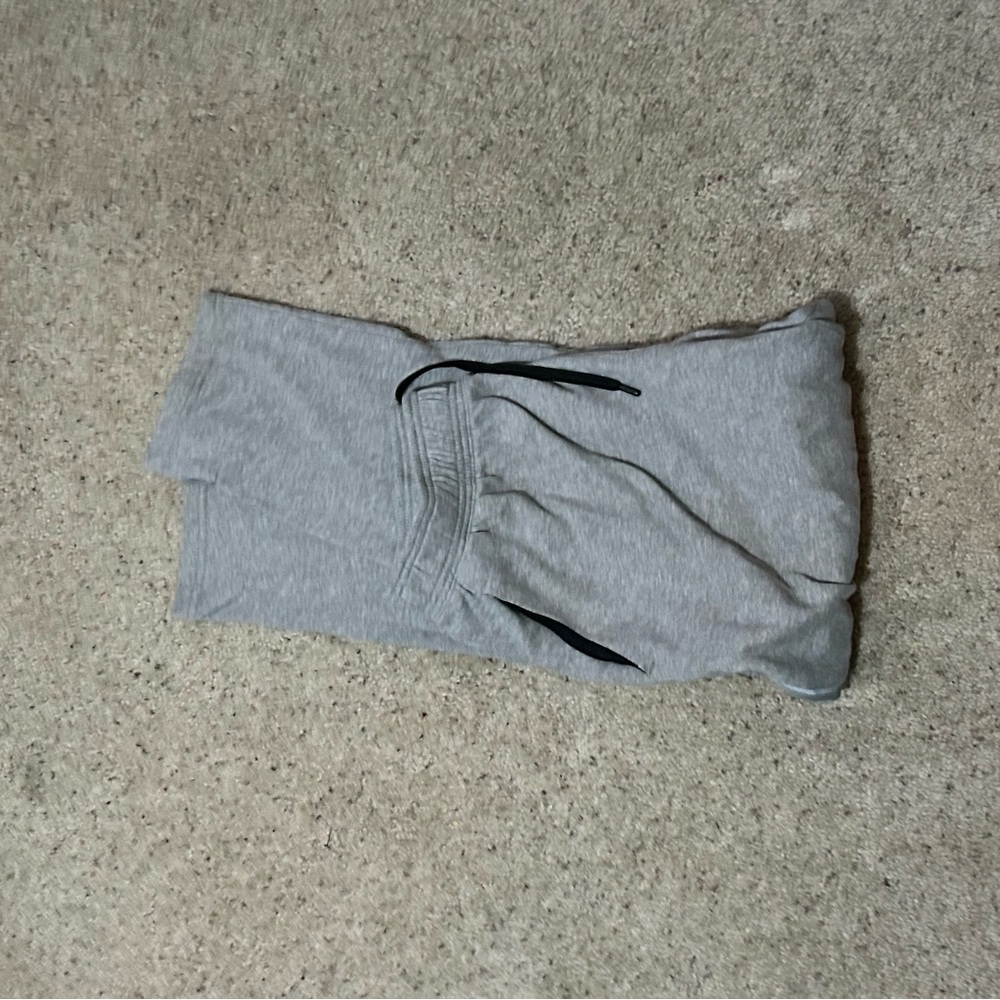 Men’s gray sweatpants